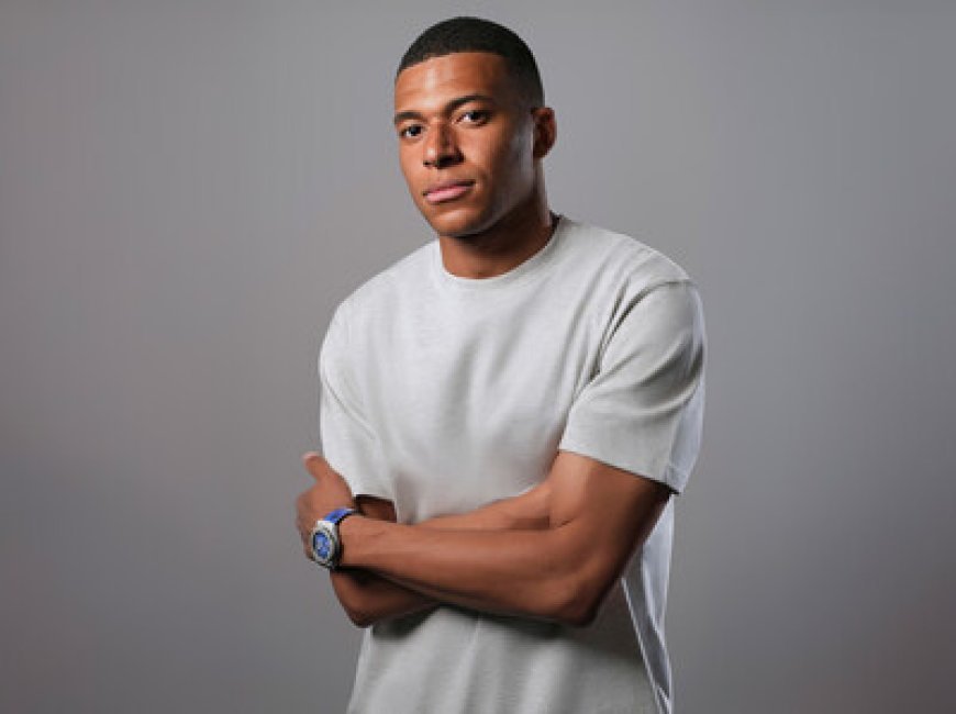 HUBLOT AMBASSADOR AND FOOTBALL CHAMPION KYLIAN MBAPPÉ UNVEILS THE NEW CLASSIC FUSION CHRONOGRAPH UEFA CHAMPIONS LEAGUE TITANIUM: A WATCH THAT SCORES ON EVERY FRONT