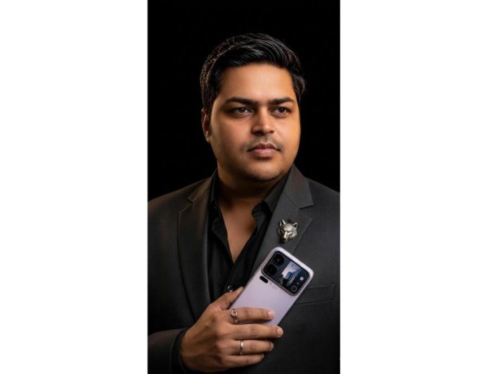 Tumkur Witnesses First Xiaomi 17 Pro Max Owner as Prathik Jain Acquires Device on His Birthday